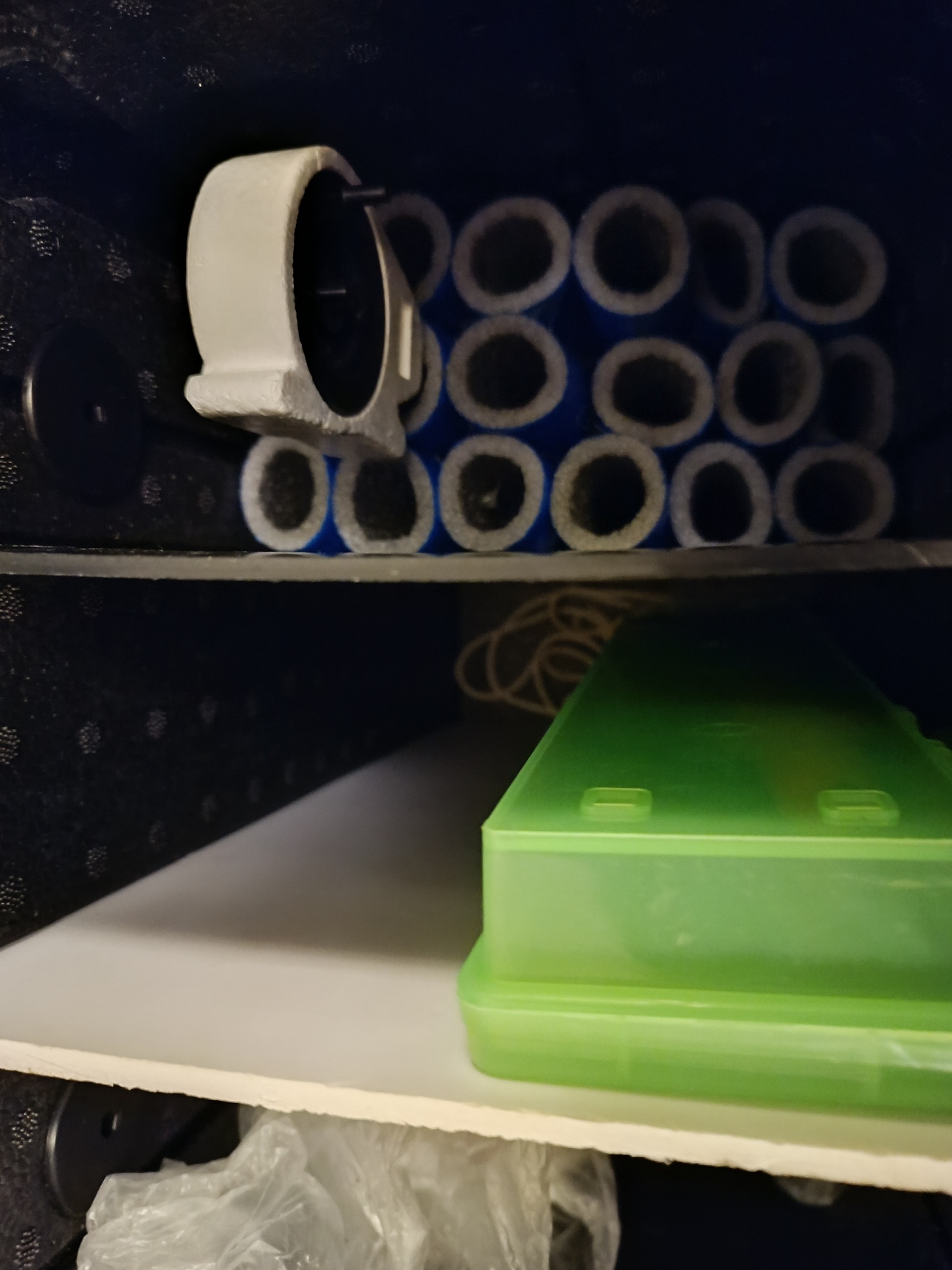 Изображение Организация пространства для удочек в зимнем ящике с помощью шланга-термоизолятора. Фото: Трембицкого Алексея.