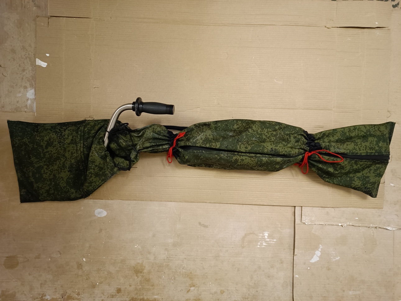 Изображение Самодельный чехол для ледобура на молнии из двух частей. Фото: Трембицкого Алексея.