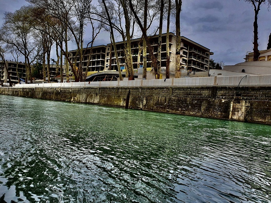 Изображение Вот если бы природоохранные мероприятия проводились такими темпами, как строительство на берегу речки Сочи. Фото: Шеляга Геннадия. 