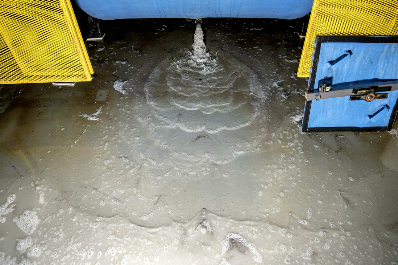 Изображение Вода стекает из бочки для маринования во влажном помещении завода. После маринования партии шкурок раствор сливают и снова заливают. Шкуры замачивают для регидратации, последующей чистки и дубления 