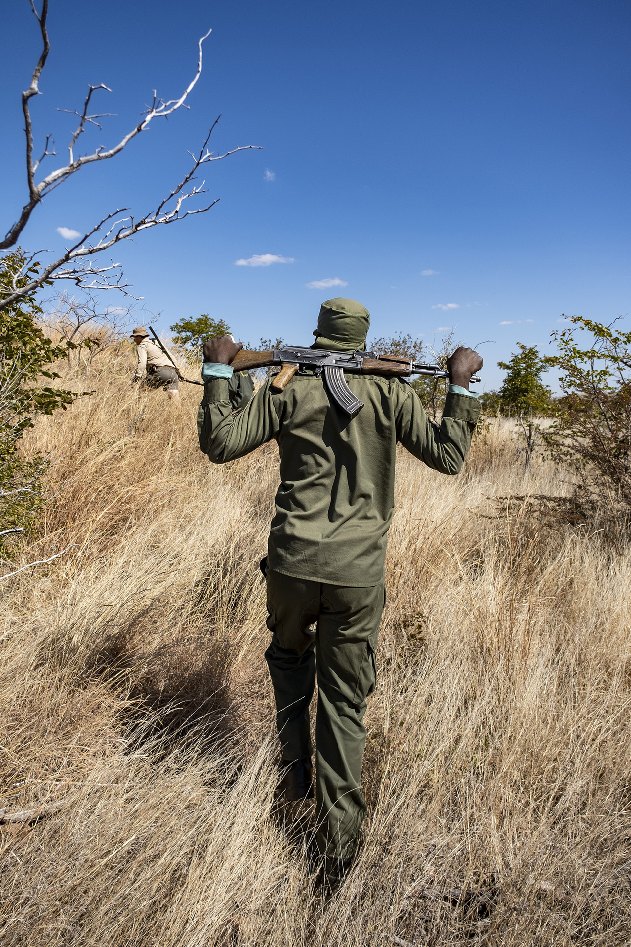 Изображение Готовый ко всему, с АК-47, охотничий разведчик охотится на буйволов. Фото: outdoorlife.com 
