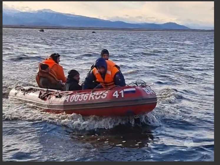  На Камчатке перевернулась лодка с двумя рыбаками