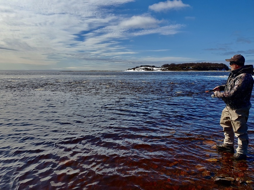 Изображение По реке еще плывут льдины, а ловля идет уже полным ходом. Фото: Шеляга Геннадия.  