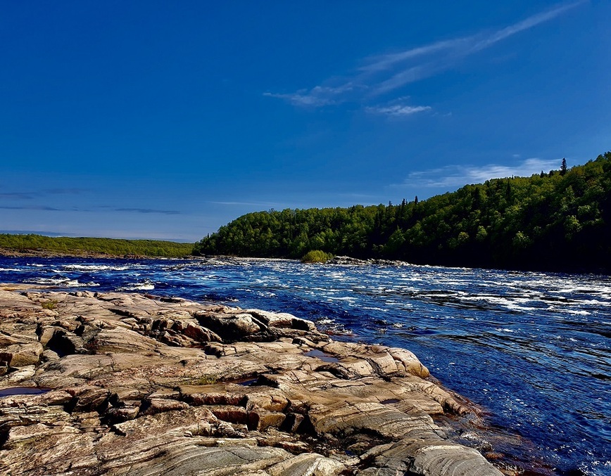Изображение Река Стрельна – одно из самых популярных мест ловли лосося на Терском Берегу. Фото: Шеляга Геннадия.  