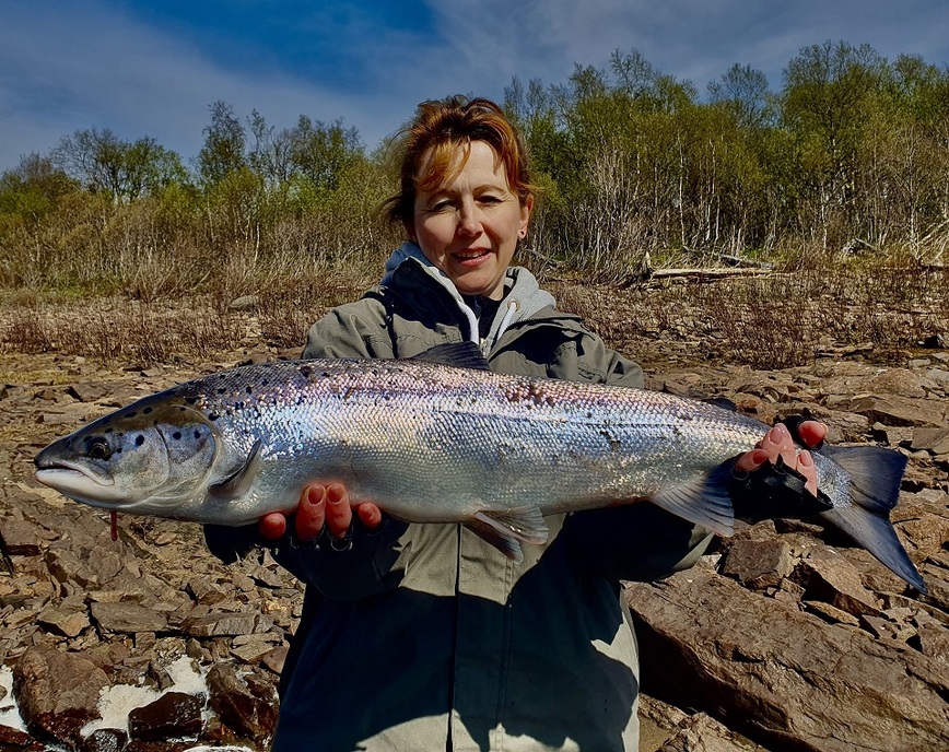 Изображение Когда за ловлю семги берутся женщины – это настоящий вызов сильному полу. Фото: Шеляга Геннадия.  