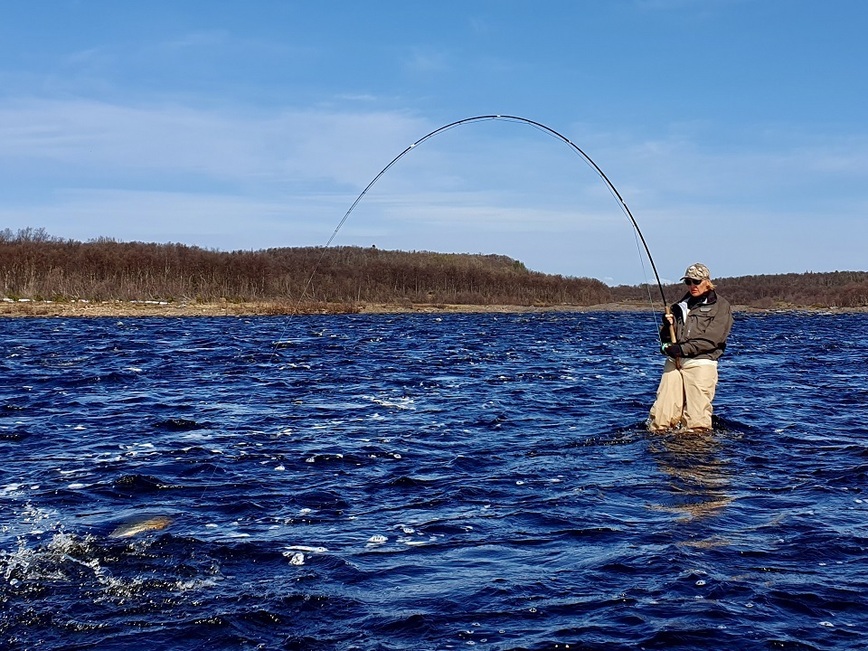 Изображение Вэйдерсы – свобода и комфорт ловить рыбу, стоя в ледяной воде. Фото: Шеляга Геннадия.