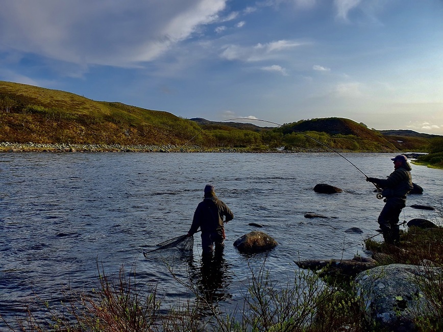 Изображение Вот где гид не может ошибаться, так это при подсачивании трофея. Фото: Шеляга Геннадия.