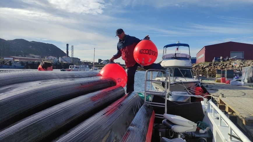 Изображение Погрузка необходимых для спасения кита инструментов. Фото: vk.com/oceanfriendsteam
