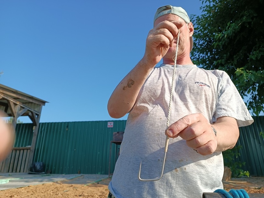 Изображение Срезанный с растяжки браконьерский крюк. Фото: Трембицкого Алексея.