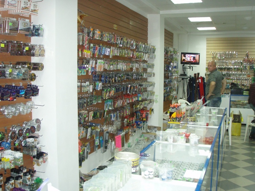 Изображение В местном адлерском рыболовном магазине «Поплавок» можно купить для ловли саргана все необходимое. Фото: Шеляга Геннадия.