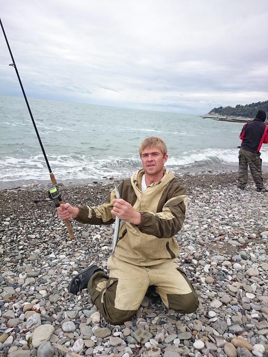 Изображение Местный сочинский рыбак со своим трофеем. Фото: Шеляга Геннадия.