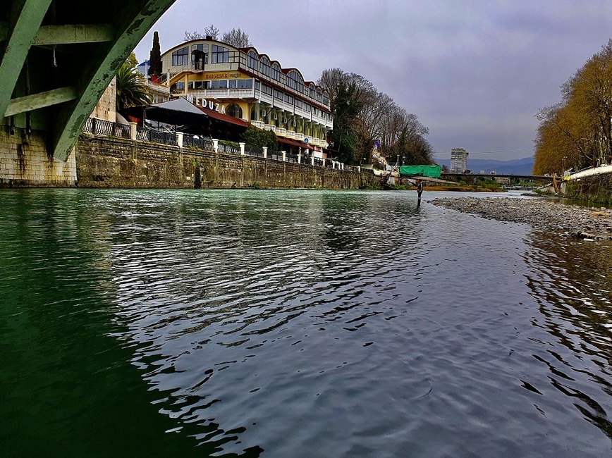 Изображение Так выглядит река Сочи в городской черте. Фото: Шеляга Геннадия. 