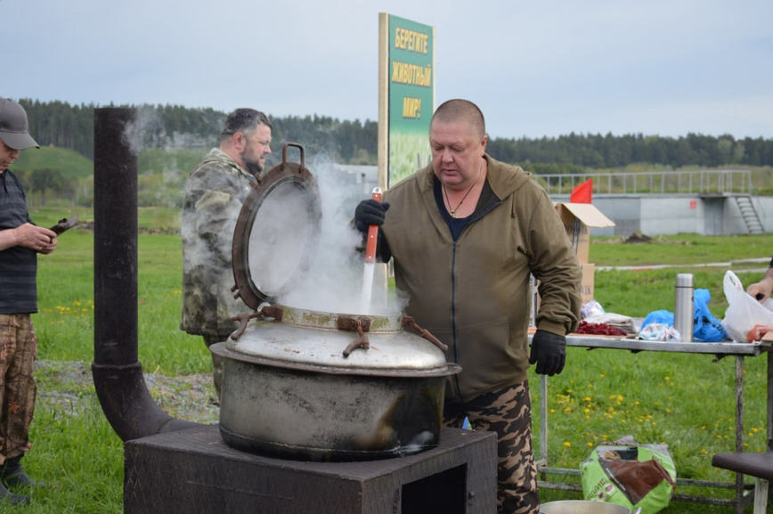 Изображение И, конечно, не обошлось без вкусной, горячей каши с тушенкой, ее готовит специалист — победитель в номинации «Бессменный кормилец охотников и гостей» — Андрей Чайкин