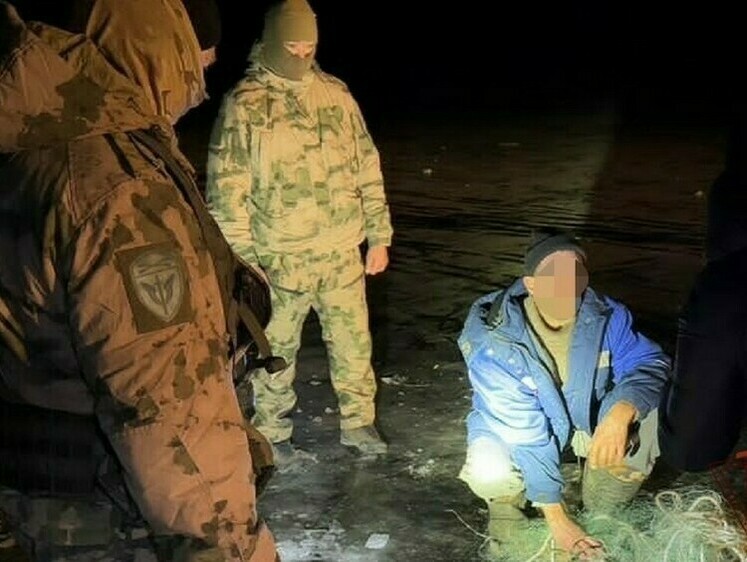 Изображение На льду Верхней Ангары задержали двух омулевых браконьеров 