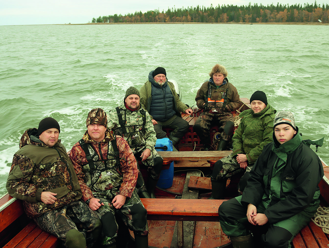 Изображение  Идти по морю на самодельном карбасе — отдельное удовольствие. Фото: Василий ДМИТРИЕВ 