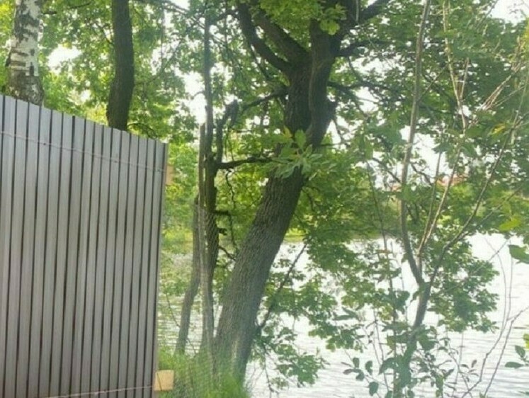 Жители требуют открыть свободный доступ к воде