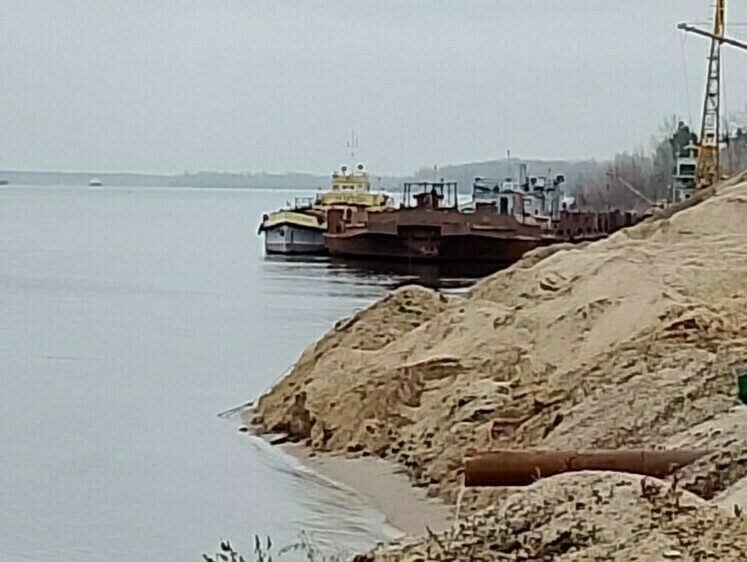 На берегу Волги приостановлена работа нескольких предприятий 