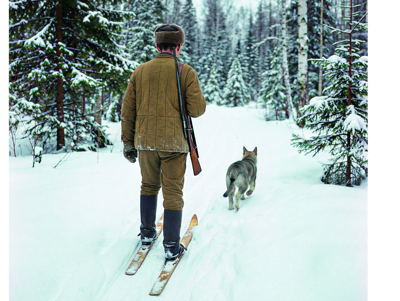 Изображение Раньше, когда не было «Буранов», охотник  проверял путики на лыжах.  Фото: Антон Журавков 