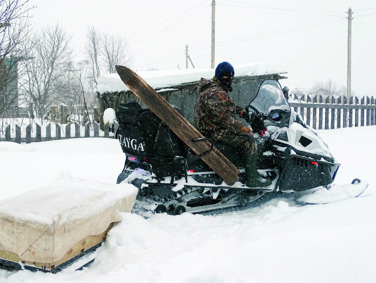 Изображение Снегоходы «Тайга» выпускают с 1997 года, но многие до сих пор пользуются более старыми «Буранами». ФОТО СВЕТЛАНЫ БУРКОВСКОЙ 