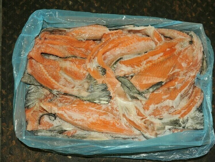 Нарезанный замороженный лук оказался лососем