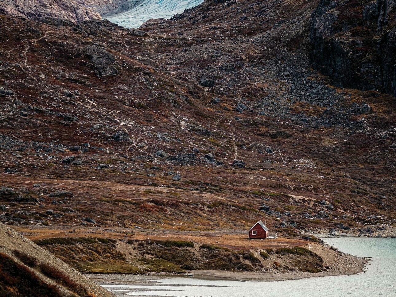 Изображение Ледяное поле спускается к гренландской бухте и хижине, в которой живут охотники. Фото автора 