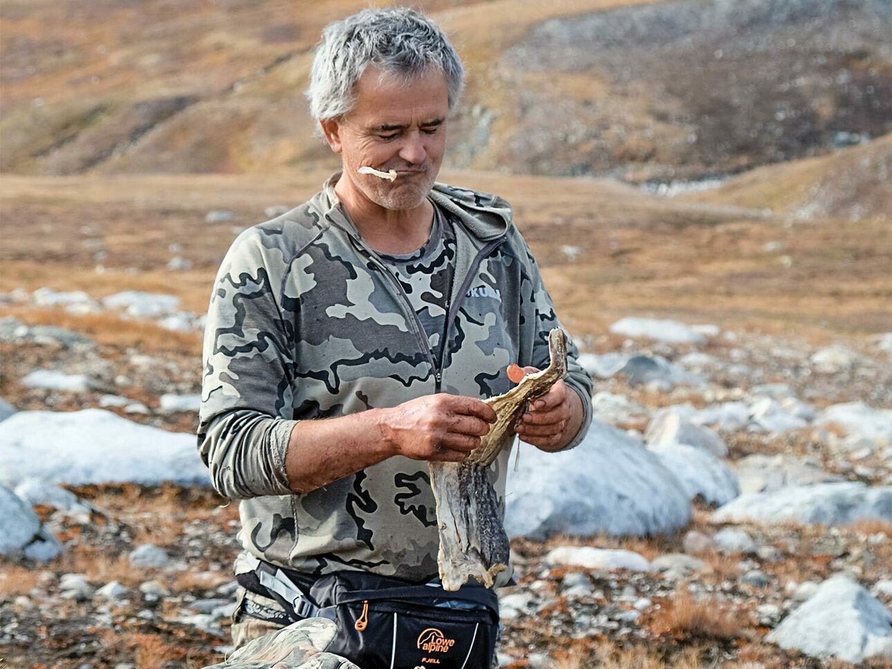 Изображение Инструктор Фрэнк Фельдманн жуёт кусок сушёной трески. Фото автора 