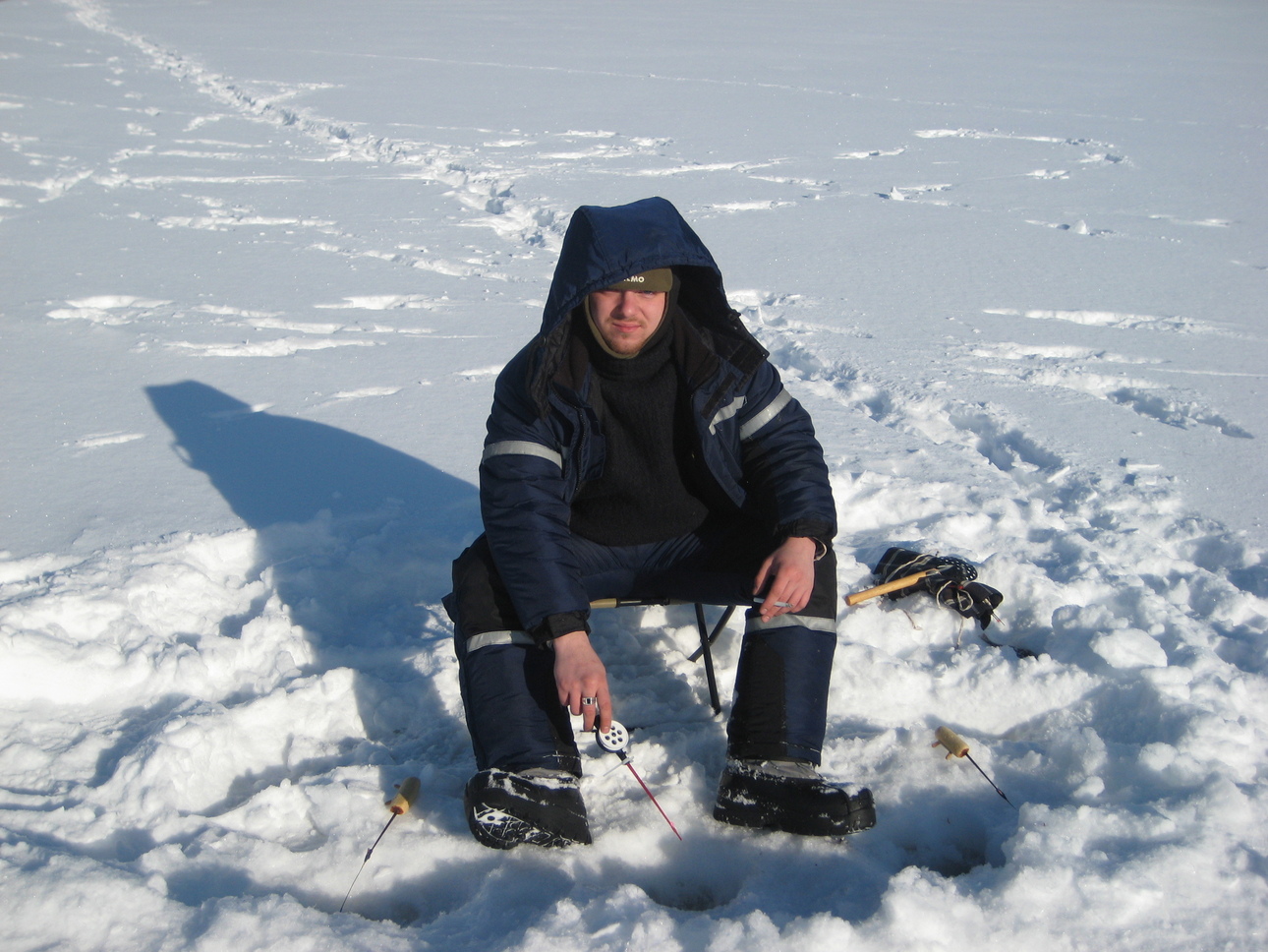Изображение Не часто зима в Мурманской области балует такой солнечной погодой во время подледного лова. Фото: Шеляга Геннадия. 