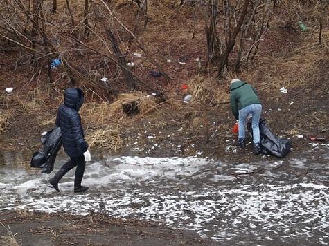 Изображение Сотрудники Главрыбвода и рыбоохраны очищают берега от мусора