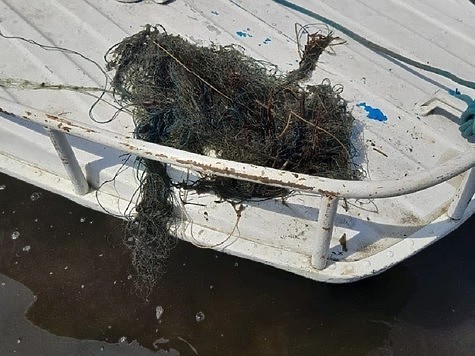 Изображение Байкал чистят от сетей рыбинспекторы с рыбаками