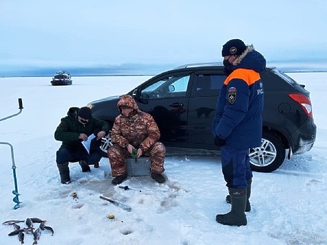 Изображение Проверяющие проводят беседы на опасном льду с рыбаками