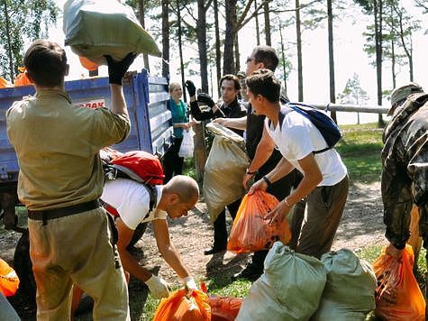 Изображение Волонтеры убирали мусор на Байкале после лекции природоохранной прокуратуры