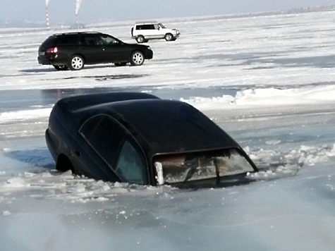 Изображение На льду Байкала продолжаются автопроисшествия