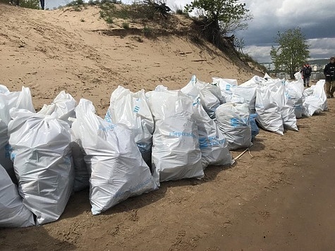 Изображение В День Волги от мусора очистили остров Казачий 