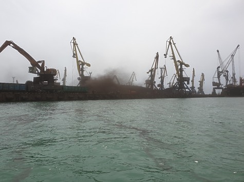 Изображение Черное море засыпают черной пылью