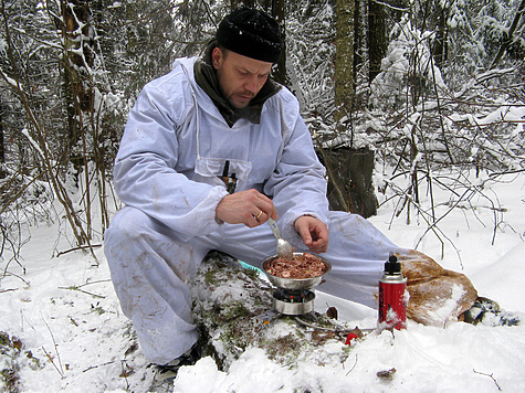 Изображение Костромские охотники делают кашу с лосятиной для участников спецоперации