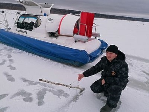 Изображение На Средней Волге рыбоохрана выходит на лед с сотрудниками МЧС