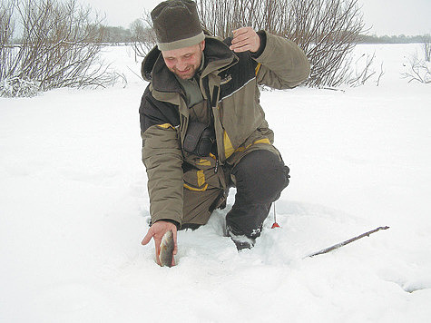Изображение Осторожнее с украшениями на зимней рыбалке