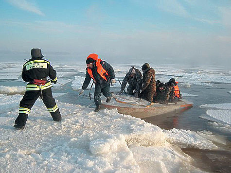 Изображение В Астрахани рыбачат со льда и по открытой воде
