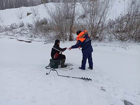 Изображение МЧС считает 10 см безопасной толщиной