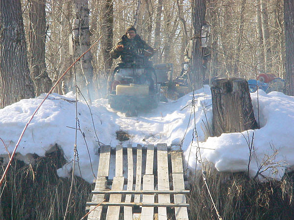 Изображение Порой приходится форсировать реки таким способом. ФОТО: ДМИТРИЙ ВСТОВСКИЙ