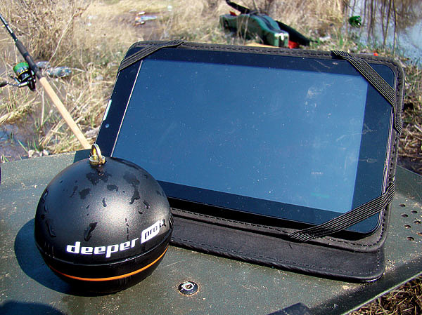 Изображение Для обследования дна в месте ловли и поиска стоянок рыбы незаменим портативный эхолот-поплавок. Фото: Николай Линник. 