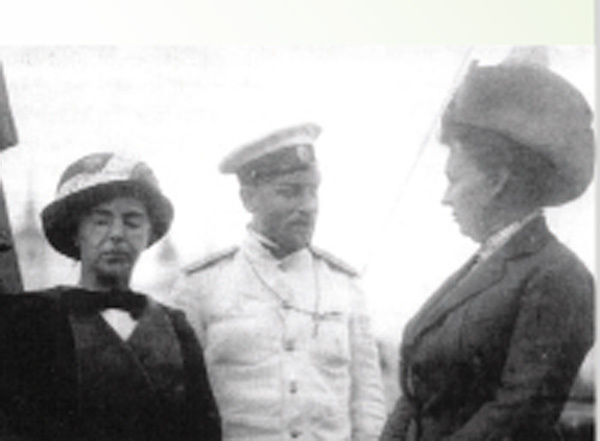 Изображение ГЕОРГИЙ СЕДОВ (1877–1914).
Выходец из рыбацкой семьи, офицер военно-морского флота, действительный член Русского географического общества. Участвовал в экспедициях по изучению острова Вайгач, Новой Земли, Карского и Каспийского морей. Организовал экспедицию на парусно-паровой шхуне «Святой великомученик Фока». Провел две зимовки.
2 февраля 1914 года вместе с матросами Г.И. Линником и А. И. Пустошным на трех собачьих упряжках вышел из бухты Тихой у побережья острова Гукера к Северному полюсу. Через неделю пути не смог идти и приказал привязать себя к нартам, чтобы продолжать поход. Скончался 20 февраля 1914 года возле острова Рудольфа, пройдя примерно 200 километров из необходимых 2000 км. Был похоронен на мысе Аук.
На фото: Георгий Седов с женой Верой Валерьяновной (слева) на борту «Святого Фоки» и женой архангельского губернатора И.В. Сосновского. Архангельск, 1912 год.