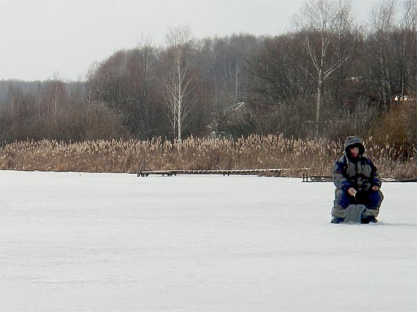 Изображение Расставив жерлицы, можно неподалеку блеснить или заняться заготовкой живца. Фото: Смирнова Сергея.