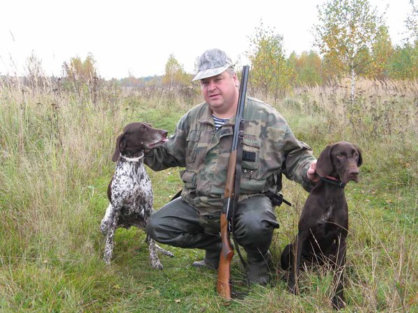 Изображение 2008 год. Олег Батов со своей собакой Радой (слева) и девятимесячной Адой на охоте. Фото: Сёмина Михаила