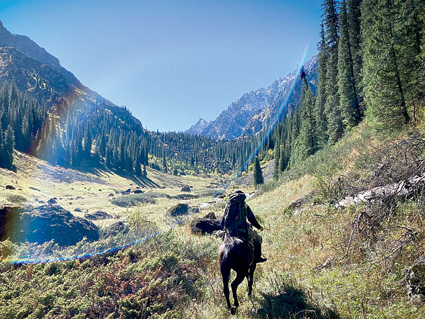 Изображение В этих местах множество маршрутов, которые пролегают по живописным ущельям, берегам горных рек и уединенных озер. Фото автора. 
