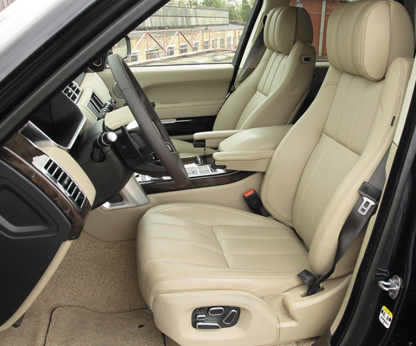 Изображение Родство Range Rover с BMW X5 (предыдущая генерация внедорожника и первое поколение баварского SUV строились на одной платформе и оснащались одними и теми же двигателями) можно проследить по схемам регулировок передних кресел — они до сих пор очень похожи. 