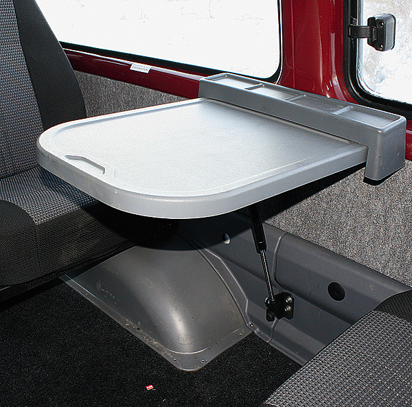 Изображение На потолке над тремя задними креслами примостился короб кондиционера. Установить его можно только за доплату. 