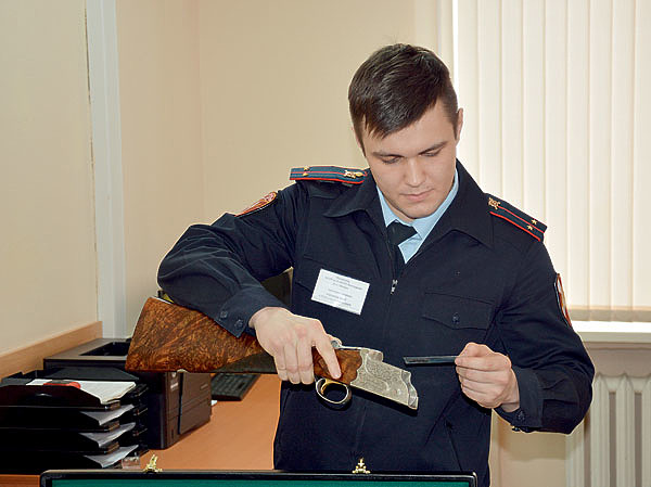 Изображение Во время этой процедуры проводится сверка номеров. Фото Александра Кудряшова. 