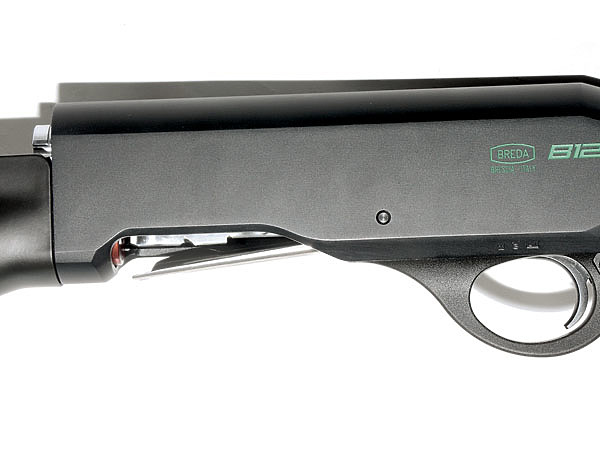 Изображение Необычно выглядит пластиковая предохранительная скоба. Хоть она и широкая, пользоваться оружием удобно. Фото автора.