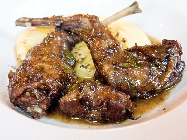 Изображение ЗАЯЦ, ТУШЕННЫЙ В КАЗАНЕ.
Подготовленного зайца разрезать на порционные куски, обжарить в казане. Добавить полукольца лука, морковь соломкой и также обжарить. Высыпать болгарский перец, помидоры, нарезанные мелкими кусками, и сверху распределить мелкий картофель. Утопить головку чеснока в овощах. Посолить и поперчить на свой вкус. Убавить огонь на минимум, накрыть крышкой и тушить 2– 2,5 часа. Через час открыть крышку казана, если сока недостаточно, добавить пива или воды.. ФОТО GARRETT ZIEGLER/FLICKR.COM (CC BY-NC-ND 2.0) 